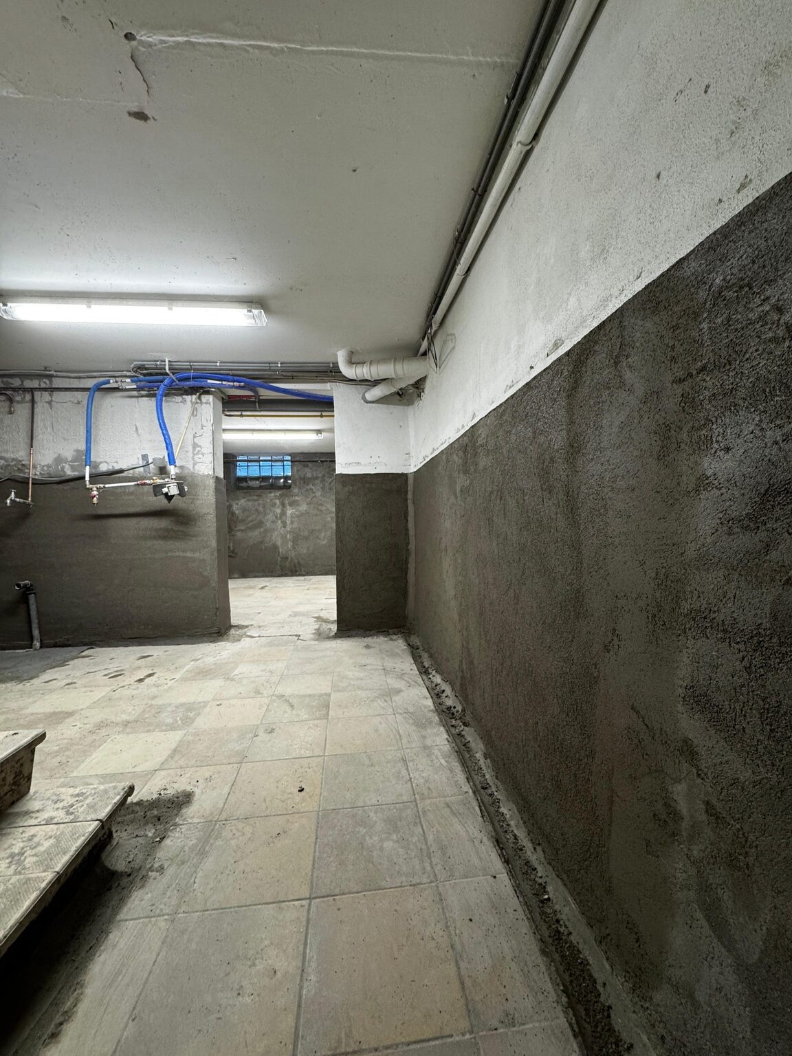 Waterdichting rond een leidingdoorvoer in de muur