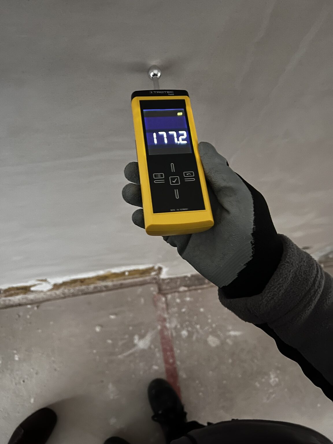 Controlemeting aan het plafond met een Trotec-meter, waarde 177,2