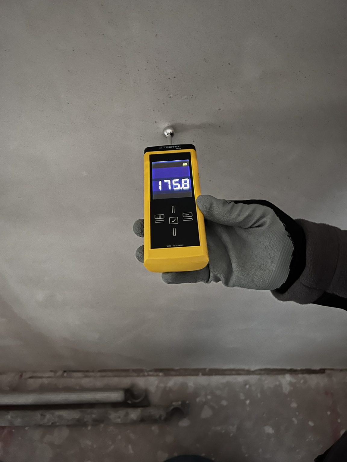Vochtmeting op het plafond met een Trotec-meter, waarde 175,8