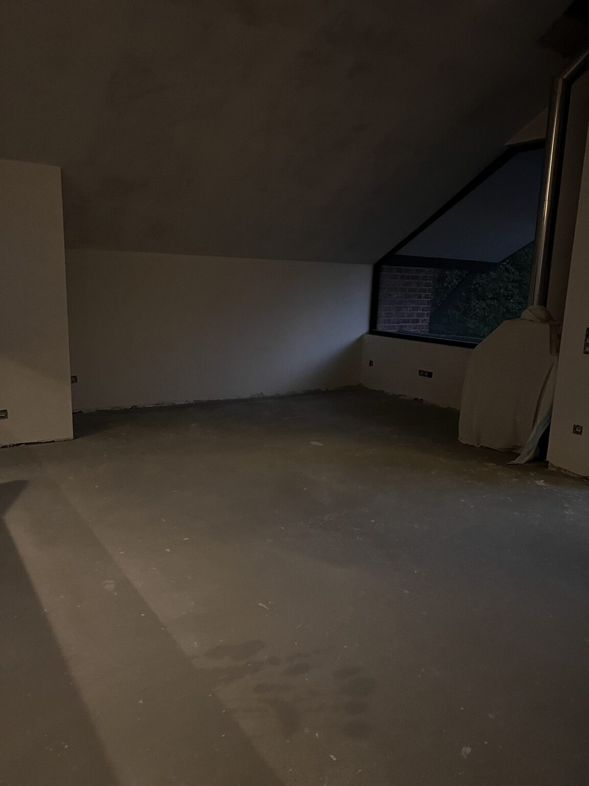 Dakkamer met dakvenster wordt gecontroleerd gedroogd