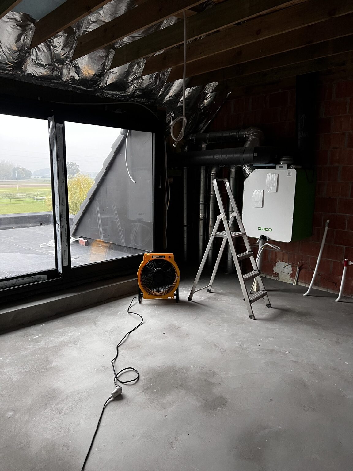 Ventilator zorgt voor luchtbeweging onder het dak