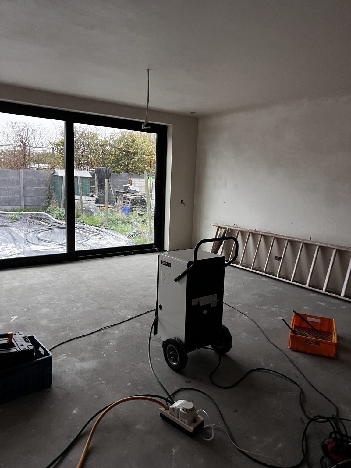 Continue ontvochtiging van de woonkamer met een bouwdroger