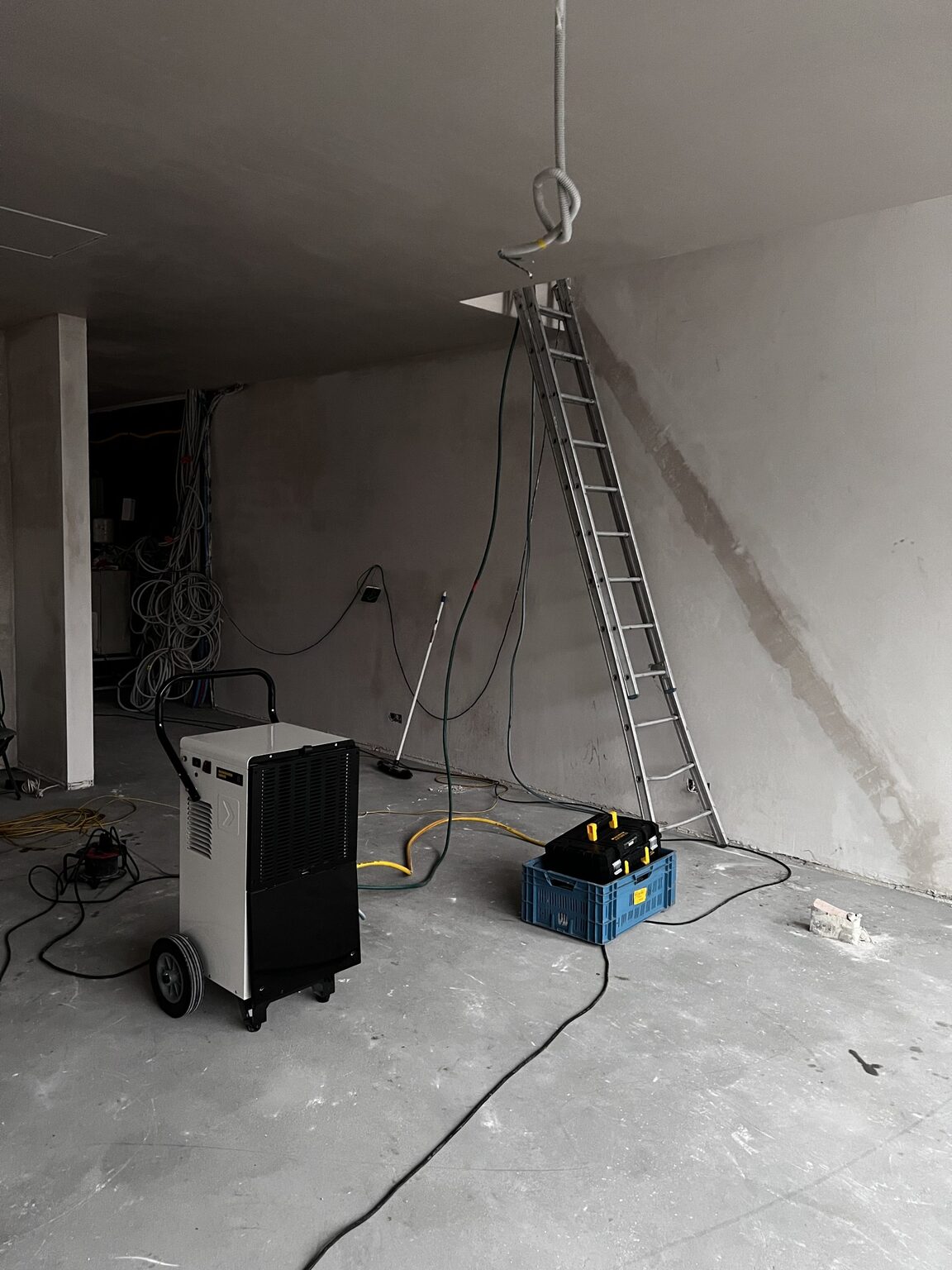 Condensdroger en ladder in de te drogen kamer