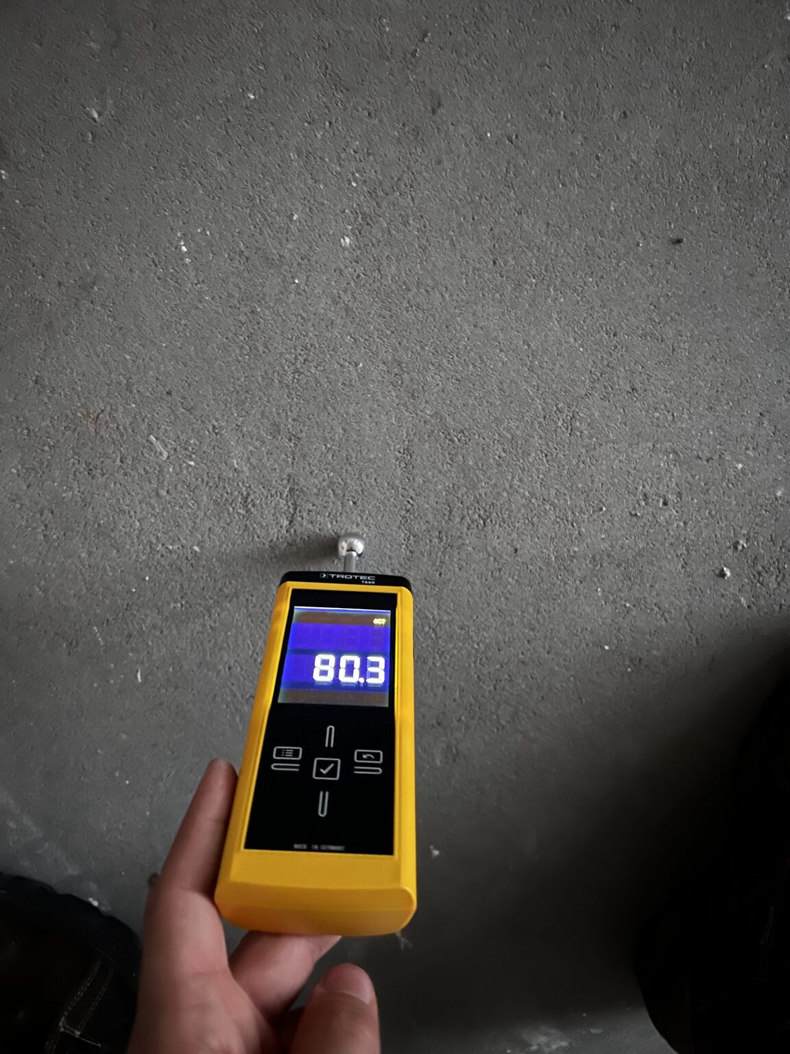 Vochtmeter toont een hoge waarde op het verse pleisterwerk