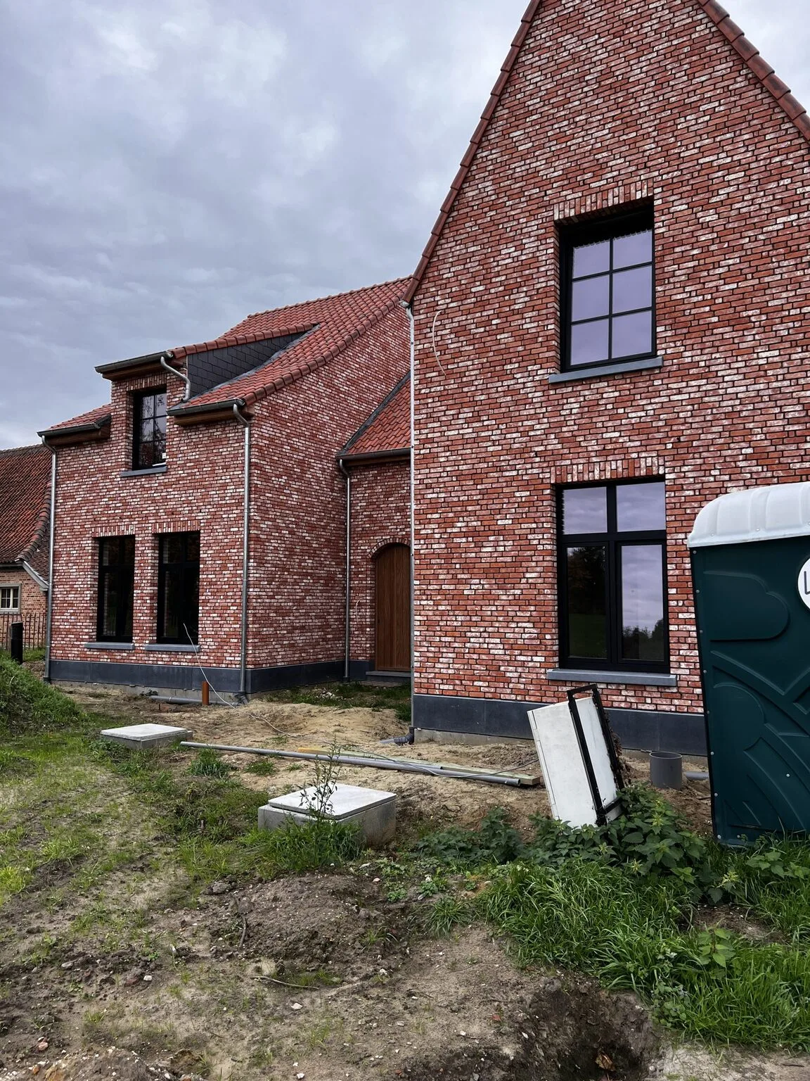 Zijgevel van de woning bij valavond