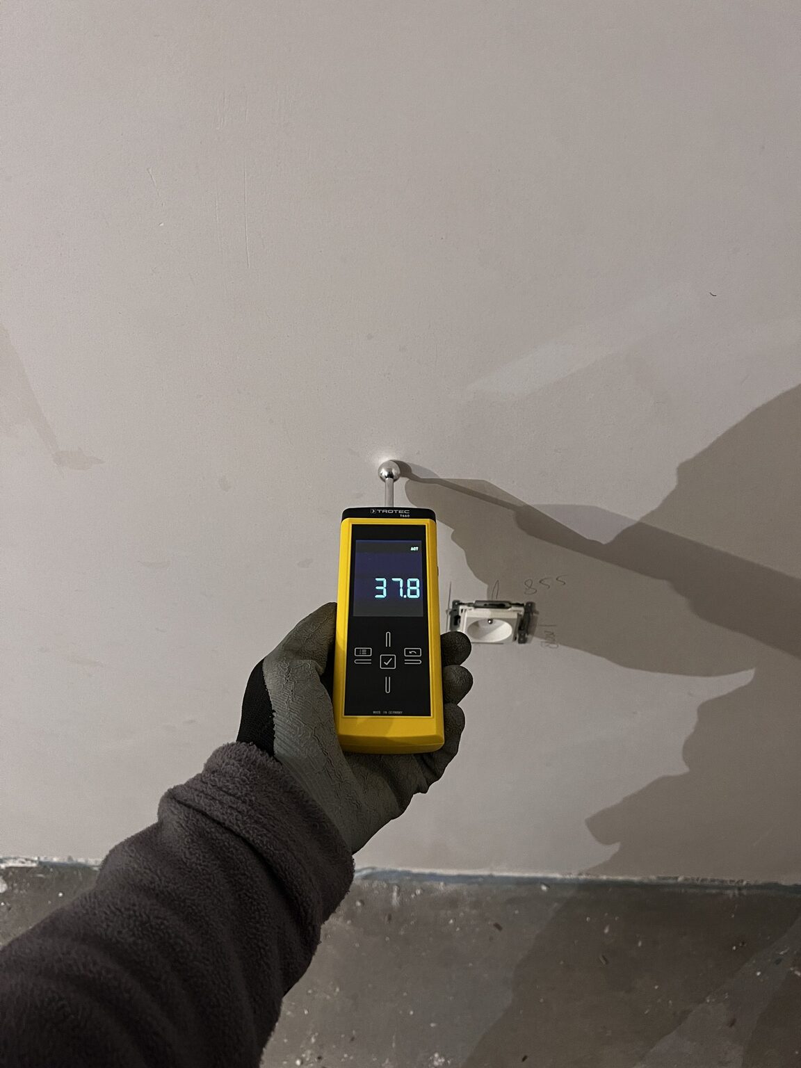 Vochtmeting op de muur met een sterk verhoogde beginwaarde