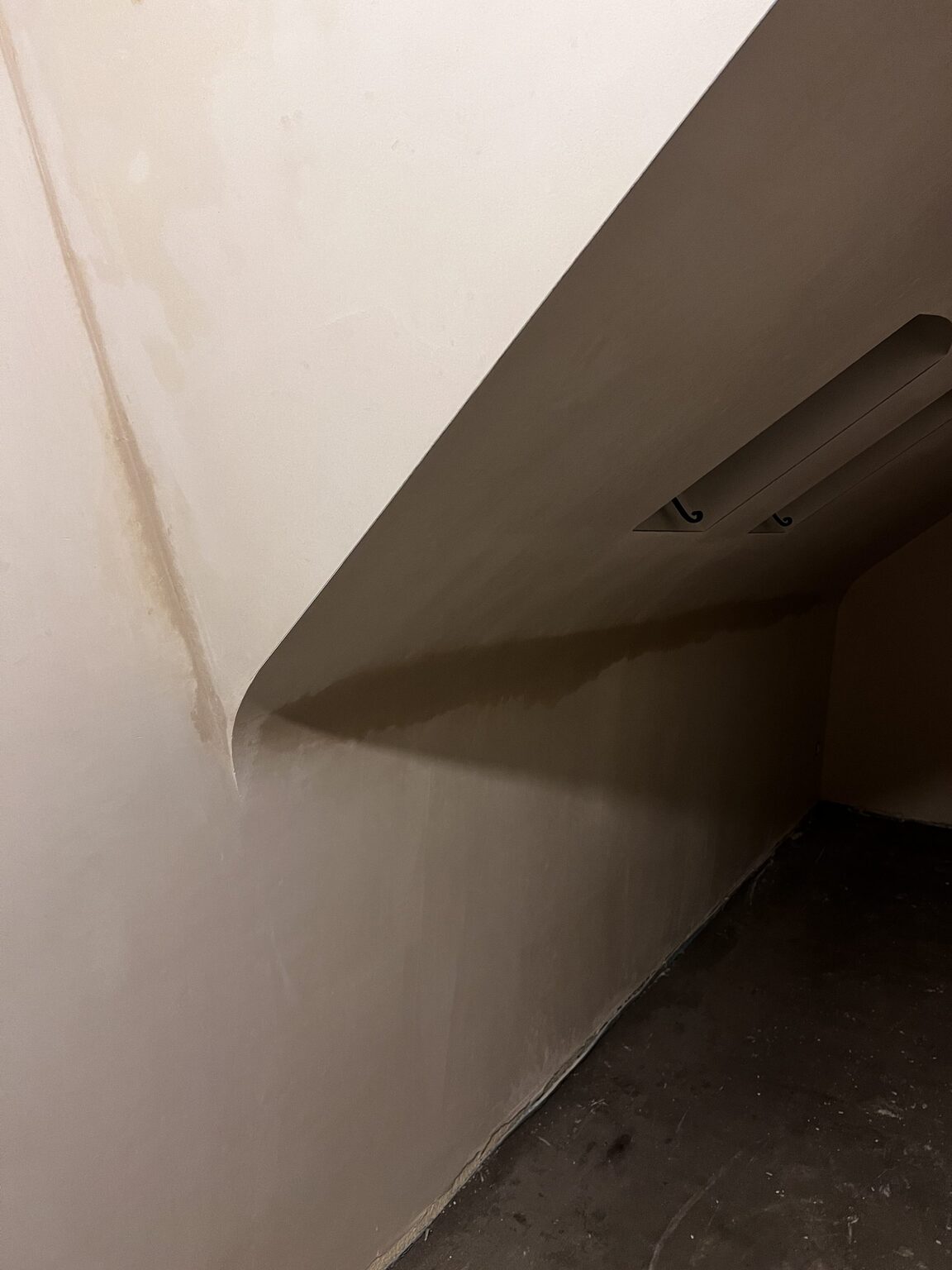 Vochtplekken in het pleisterwerk vlak na de natte werken