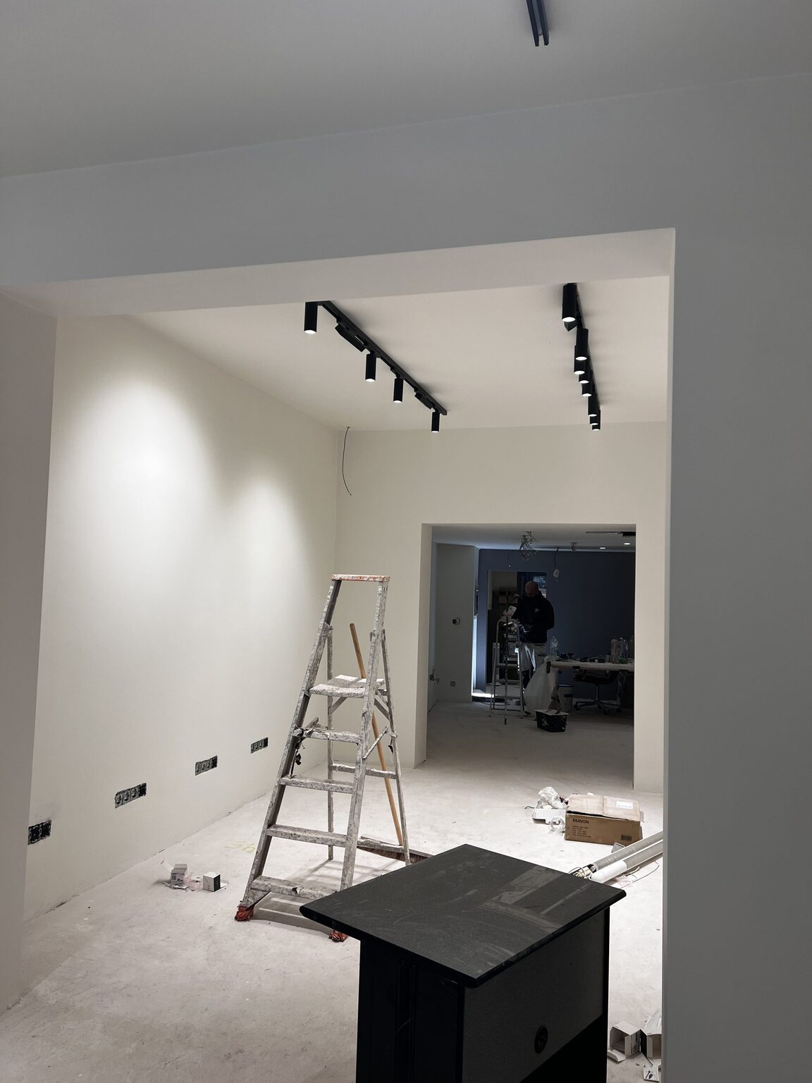 Afgewerkte Bang & Olufsen-showroom met nieuw geplaatste zwarte railverlichting