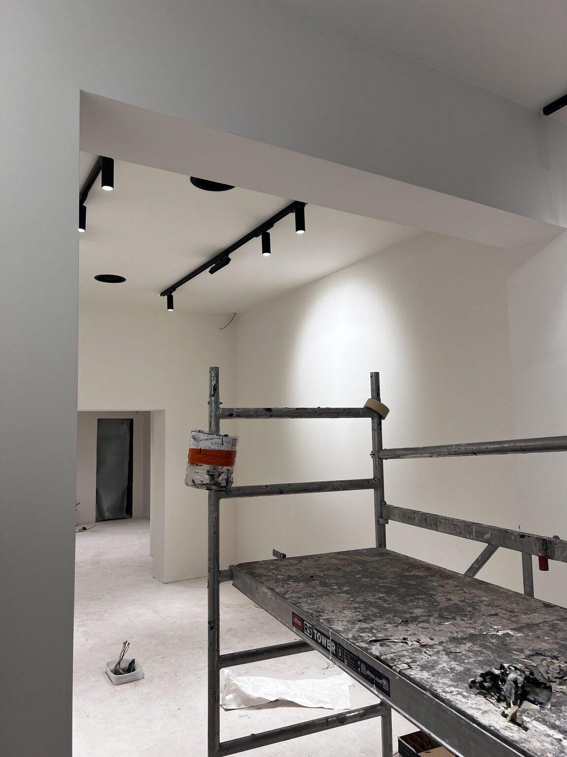 Pleisterwerk in uitvoering met rolsteiger in het Bang & Olufsen-pand