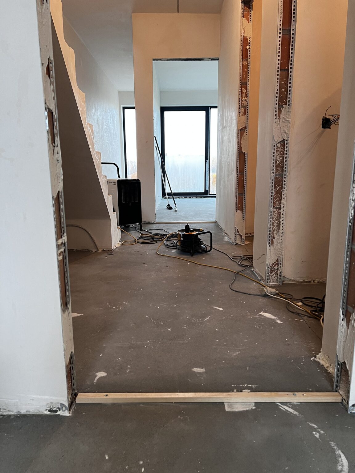 Bouwdroger opgesteld in de centrale gang van de woning