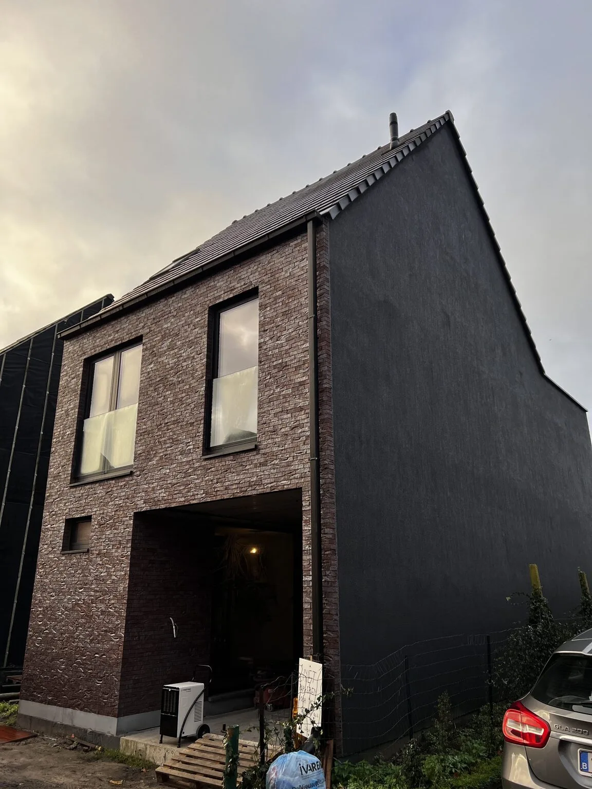 De woning bij schemering na de droging
