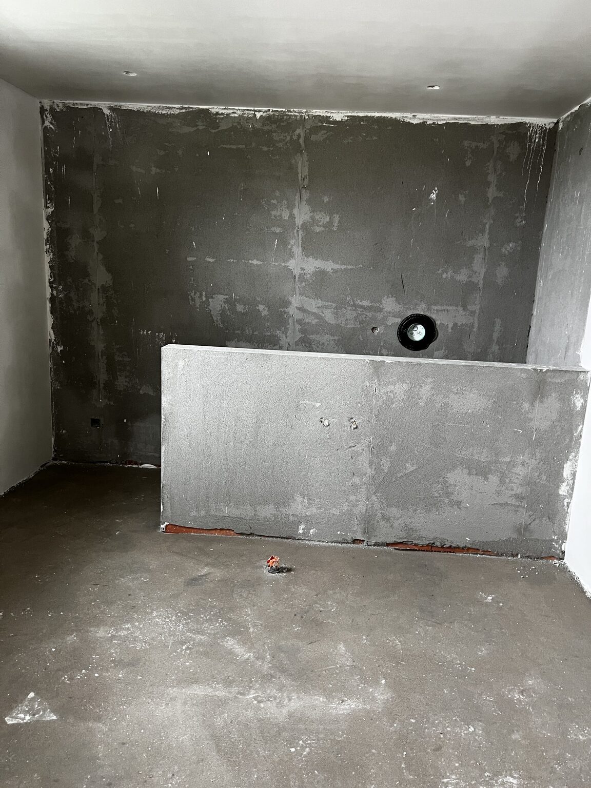 Ruwbouwdetail met betonnen element in de kamer