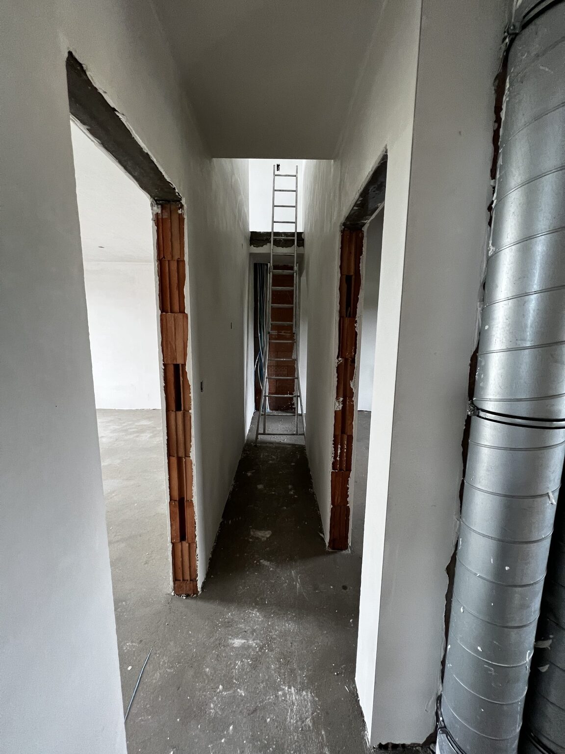 Ventilatiekanalen in de centrale hal van de woning