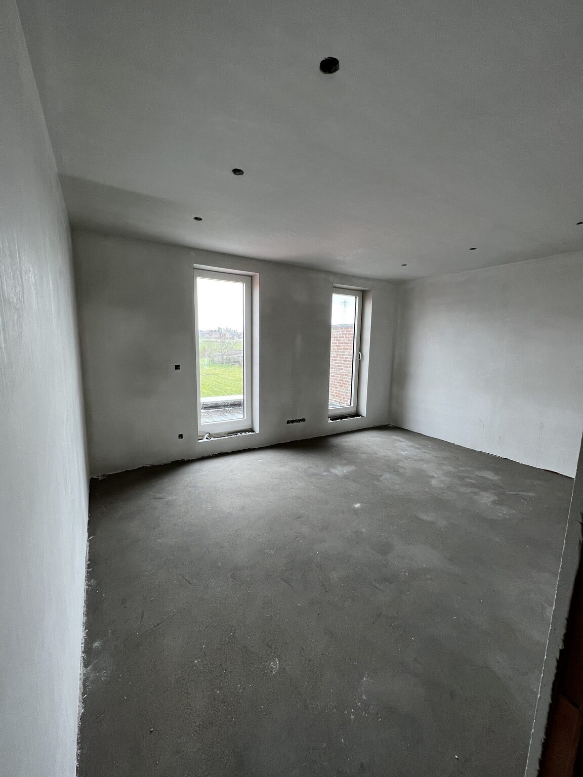Lichte kamer met vers pleisterwerk en drogende chape