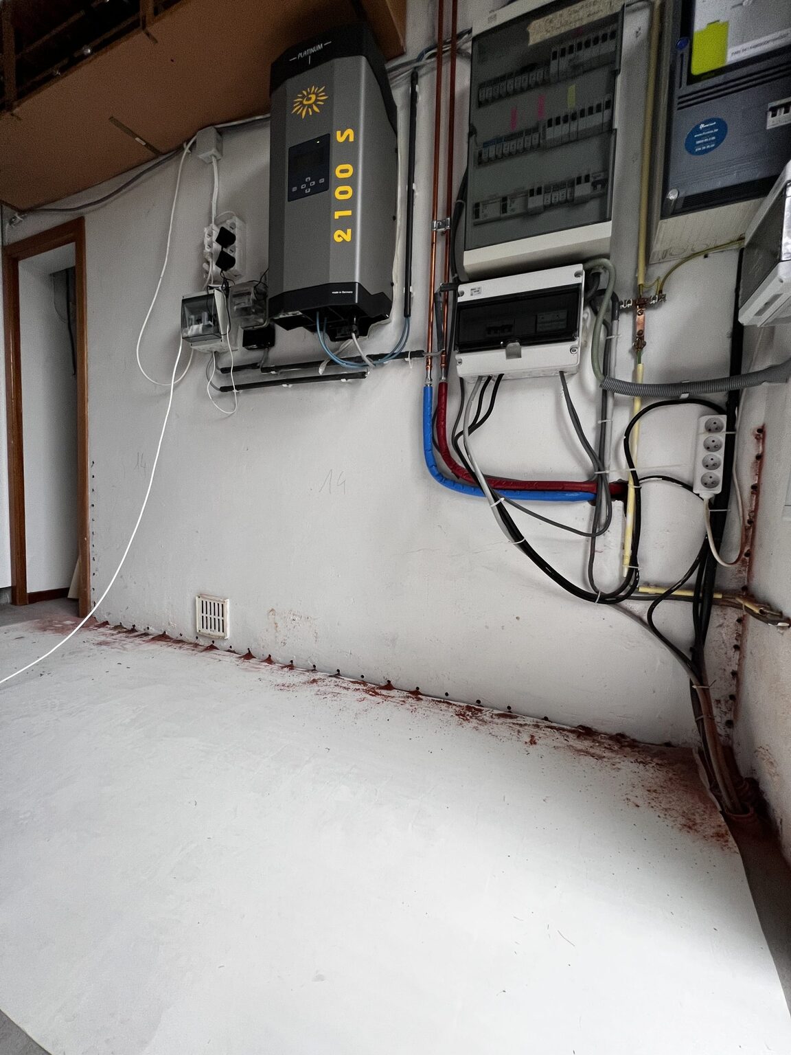 Stookinstallatie en leidingen langs de behandelde muur