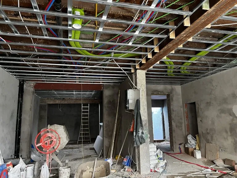 Zicht op het bedrijfsgebouw met de droogopstelling in werking