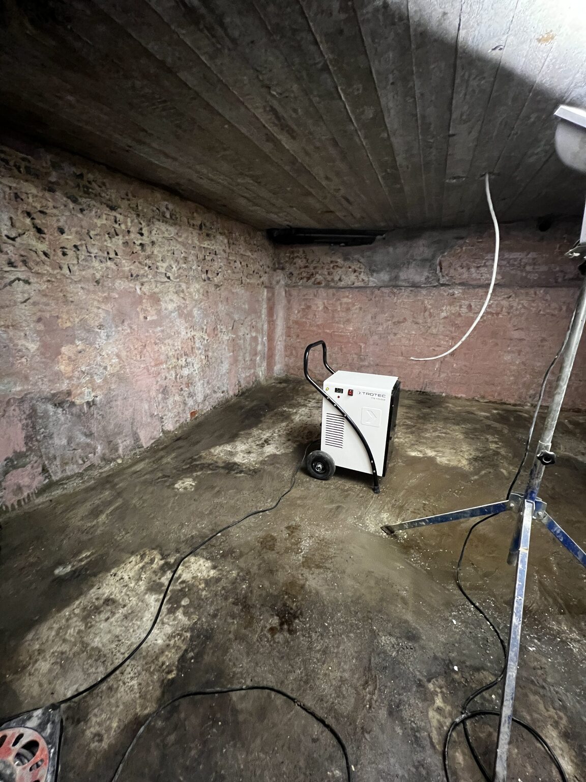 Vochtmeting op de muur om de omvang van de schade te bepalen