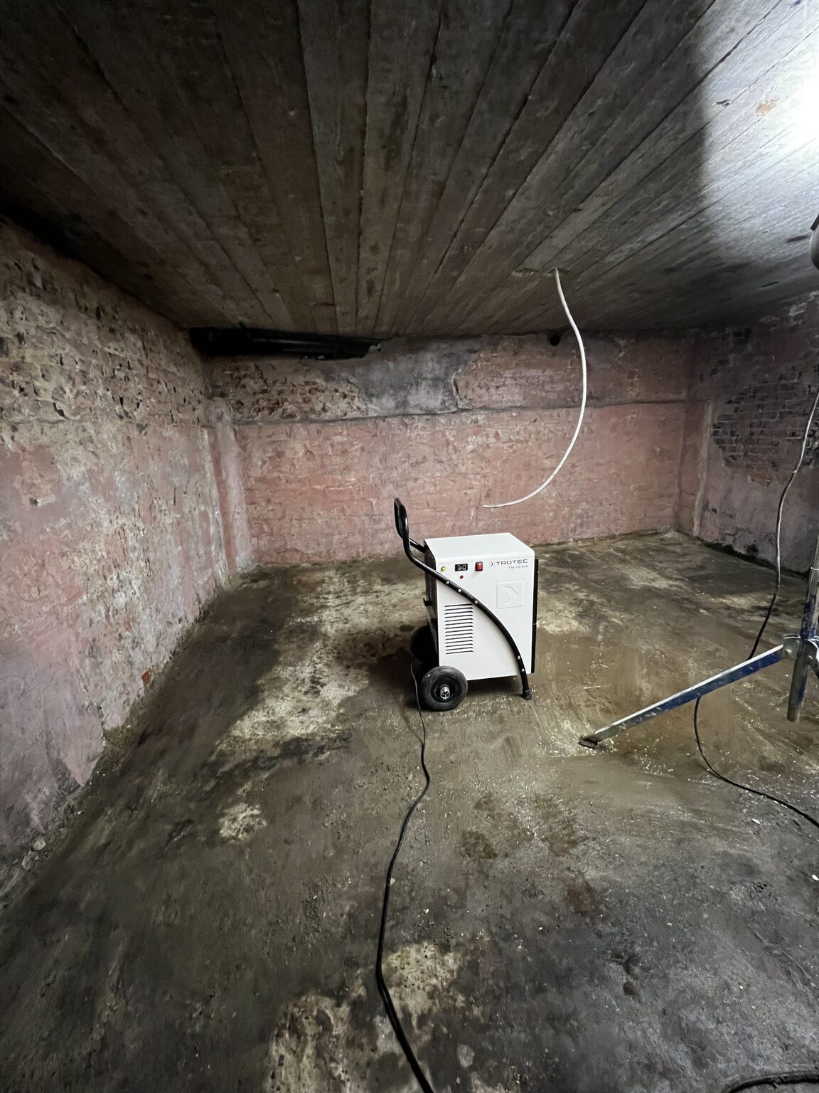 Doorgeslagen vocht in het metselwerk van het bedrijfsgebouw