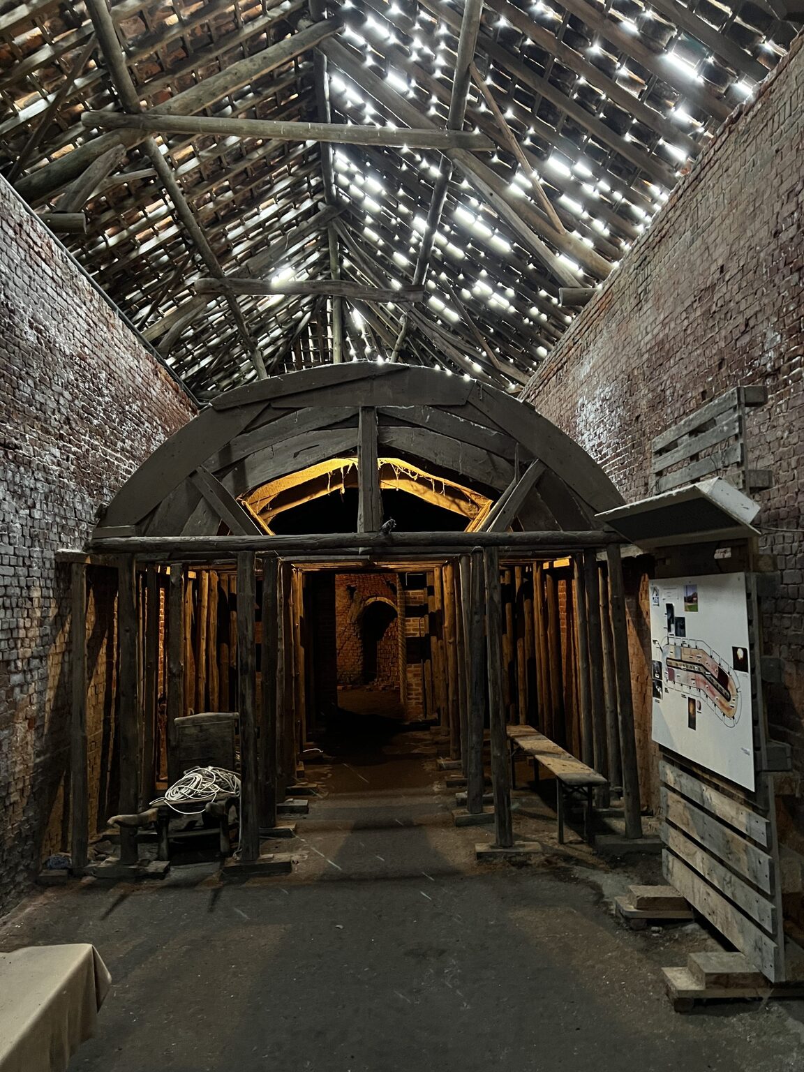Vers pleisterwerk met een verhoogd vochtgehalte in Boom