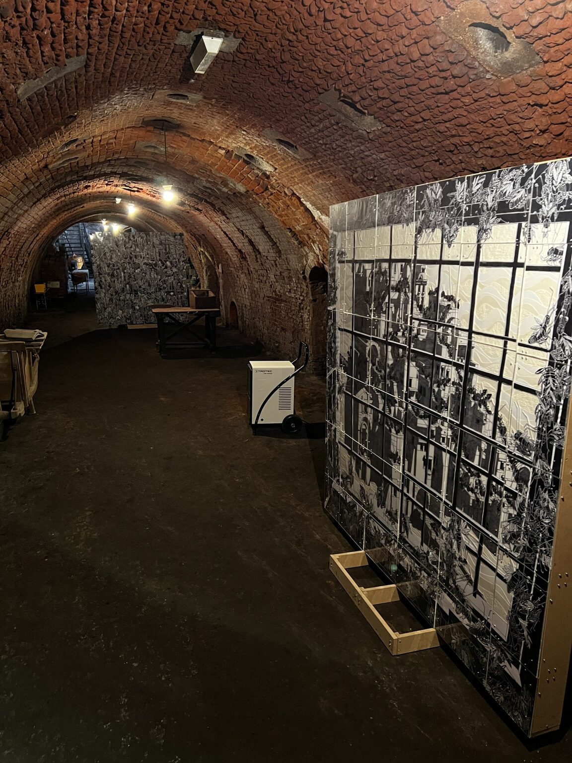 Bouwdroger opgesteld in de expositieruimte