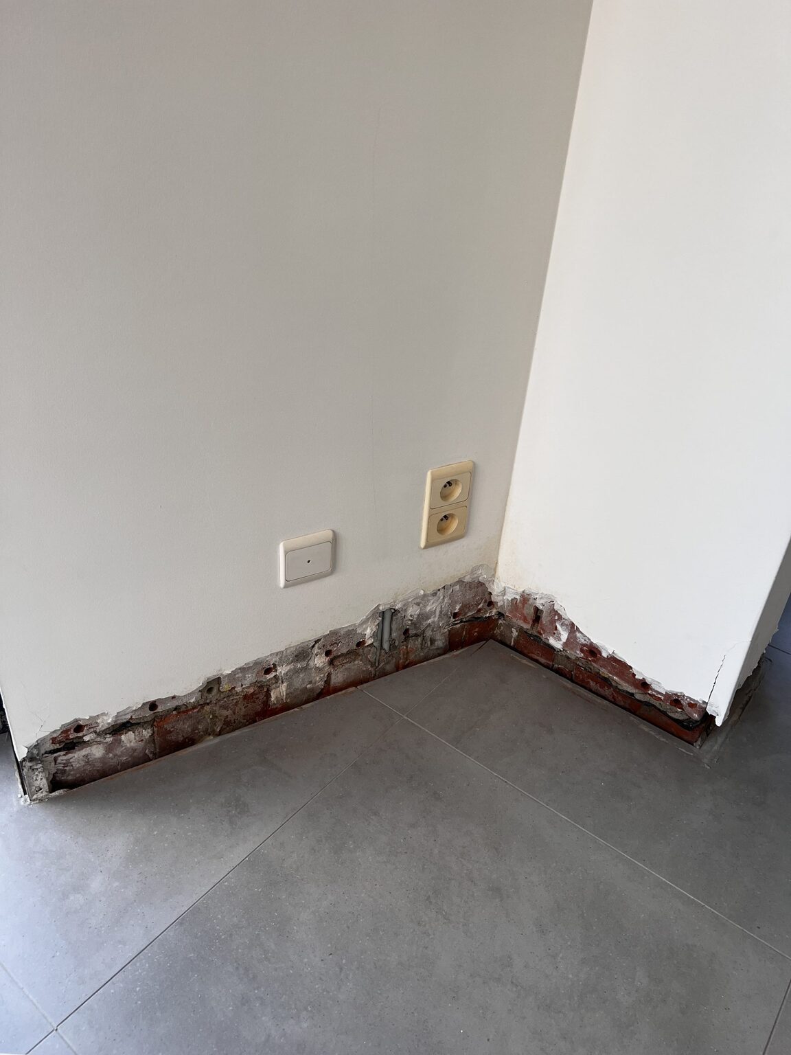 Muur gestript tot op het kale metselwerk