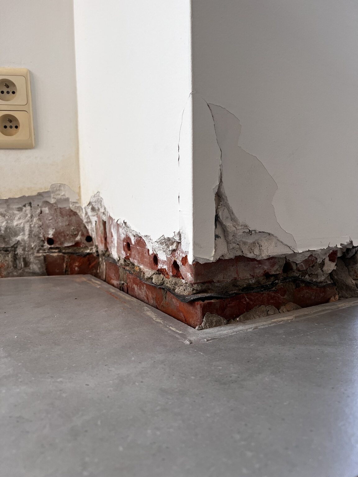 Zoutuitbloei en salpeter op de aangetaste muur