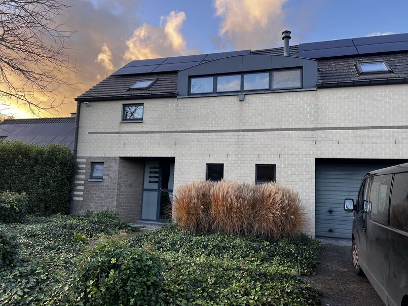 Afgewerkte woning bij zonsondergang