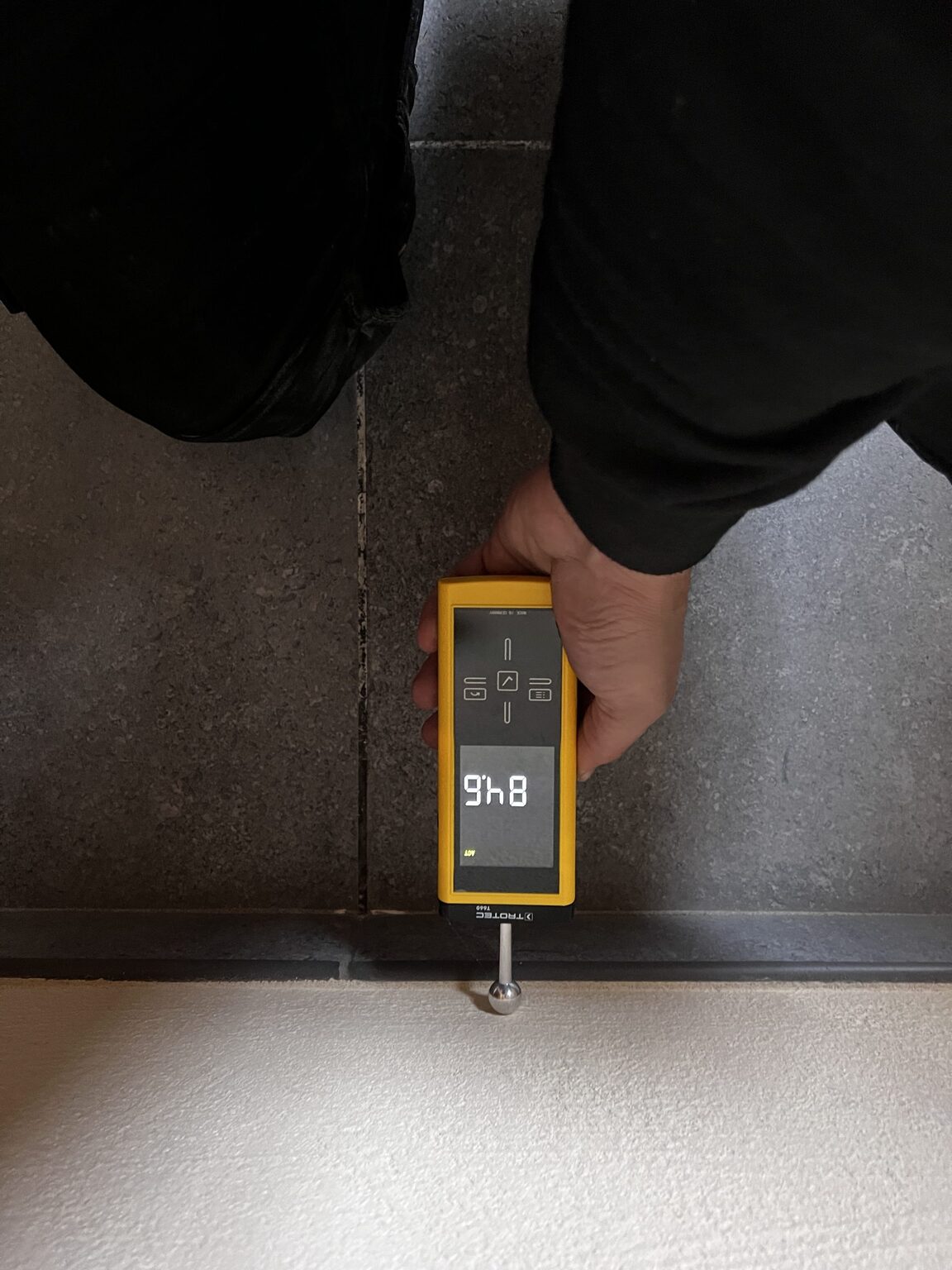 Vochtmeting bij een leidingdoorvoer aan de vloer