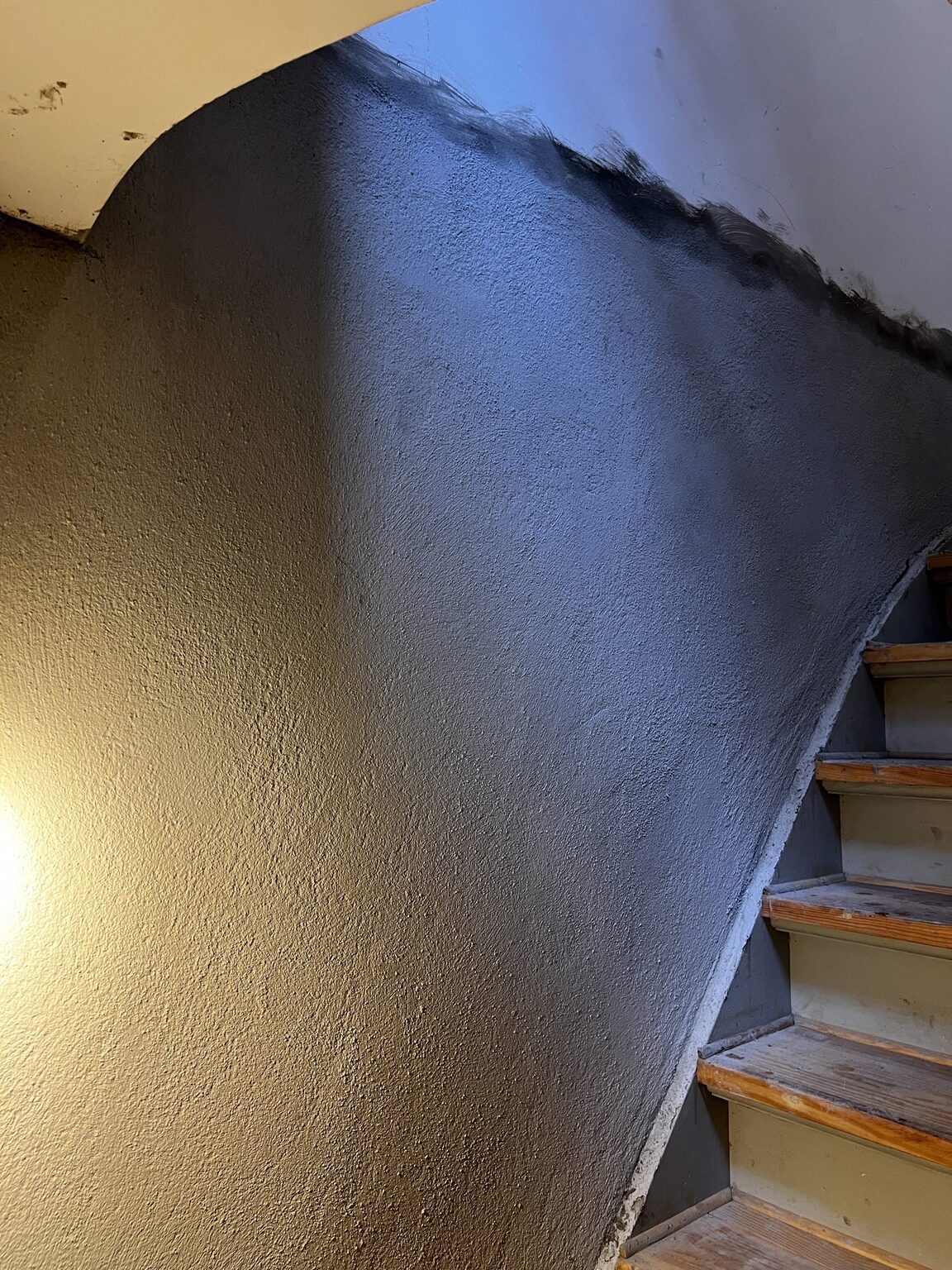 Trapkoker afgewerkt met een dichtende cementlaag