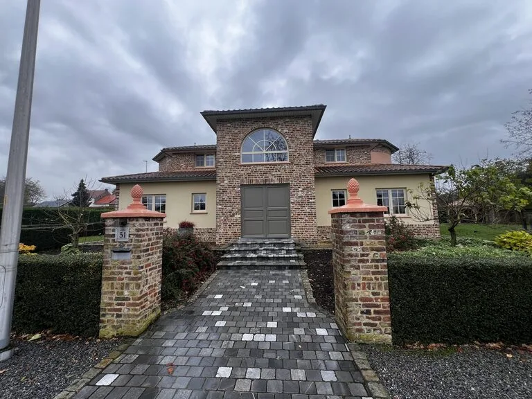 Vooraanzicht van de woning waar de bouwdroging plaatsvond