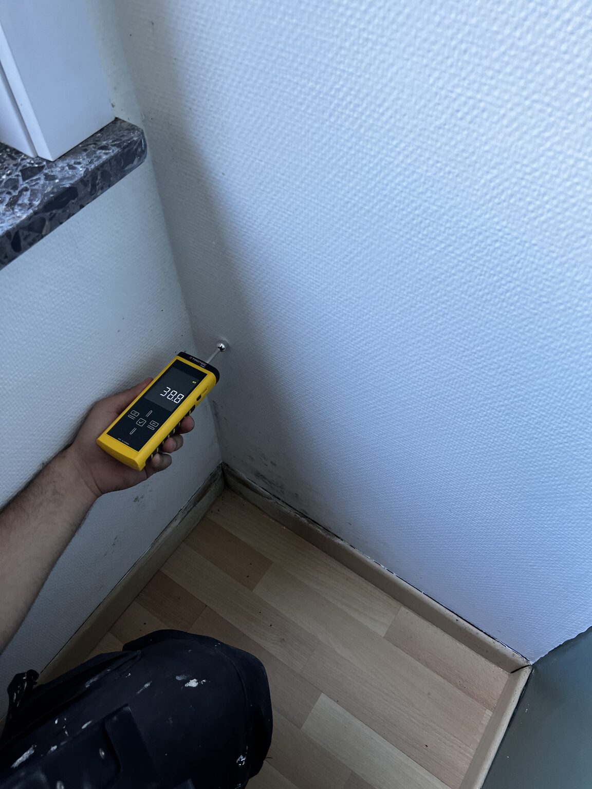 Continue droging van muur en vloer in de berging
