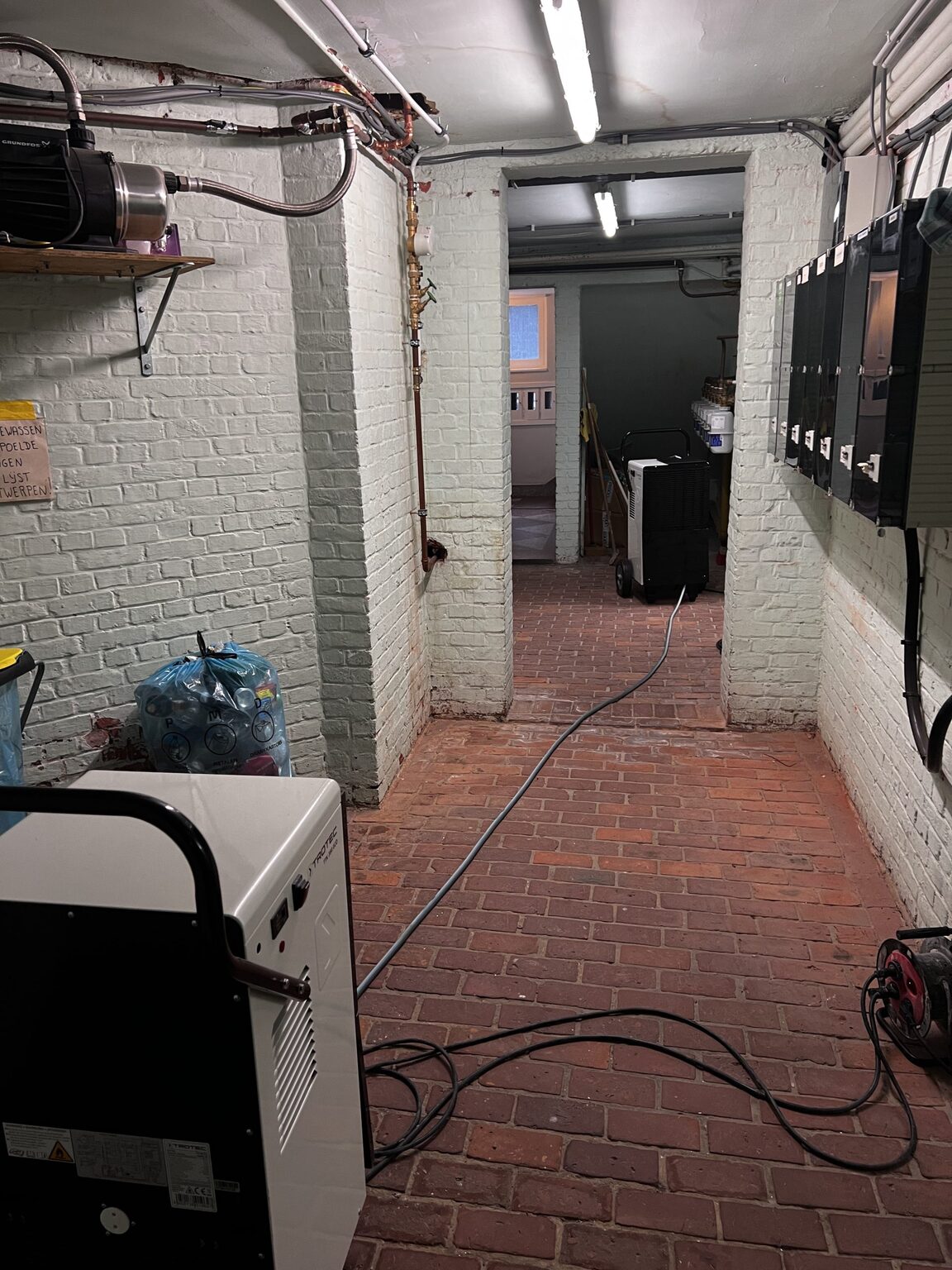 Doorweekt metselwerk in de kelder voor de bouwdroging