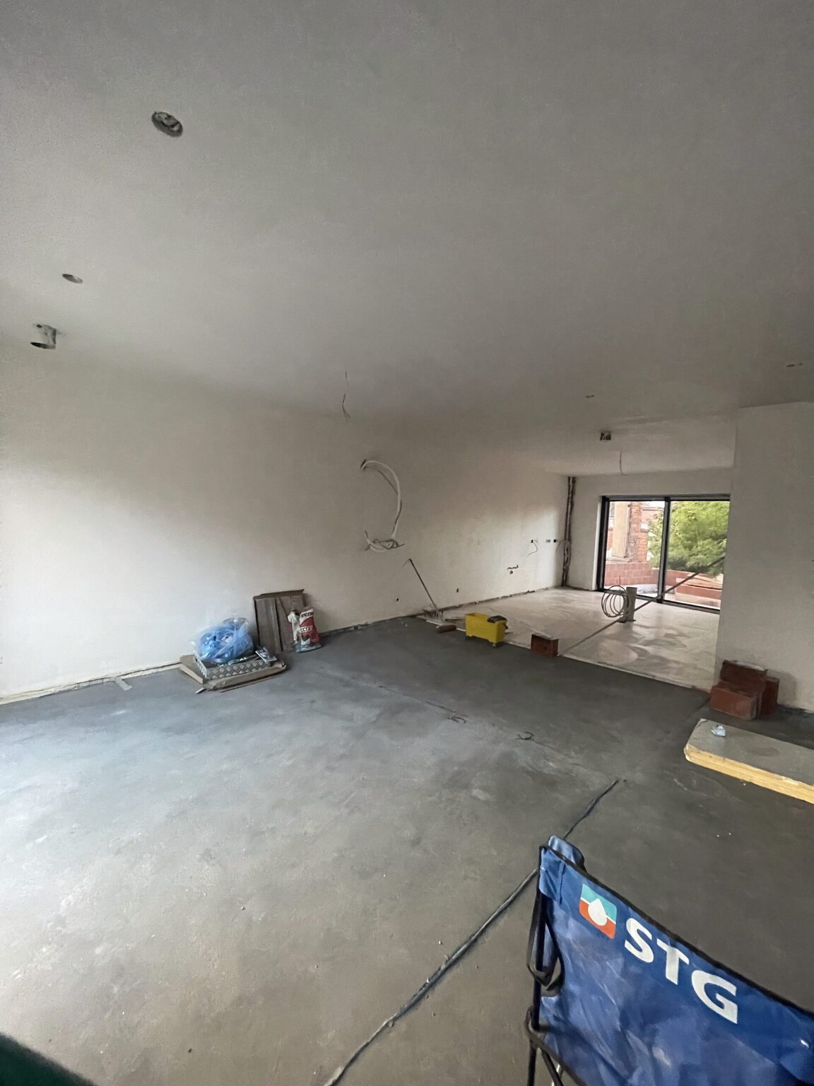 Pleisterwerk dat gelijkmatig droogt in de woning
