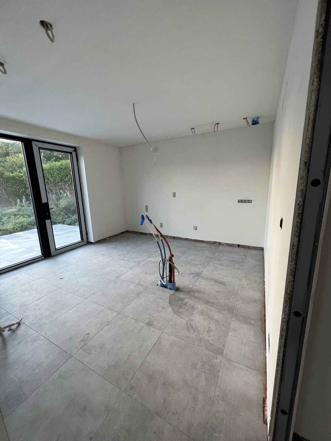 Bouwdroger aan het werk na de pleisterwerken