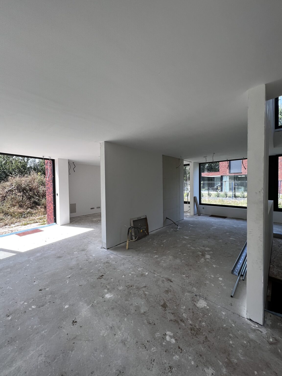 Vers pleisterwerk met een hoog bouwvochtgehalte