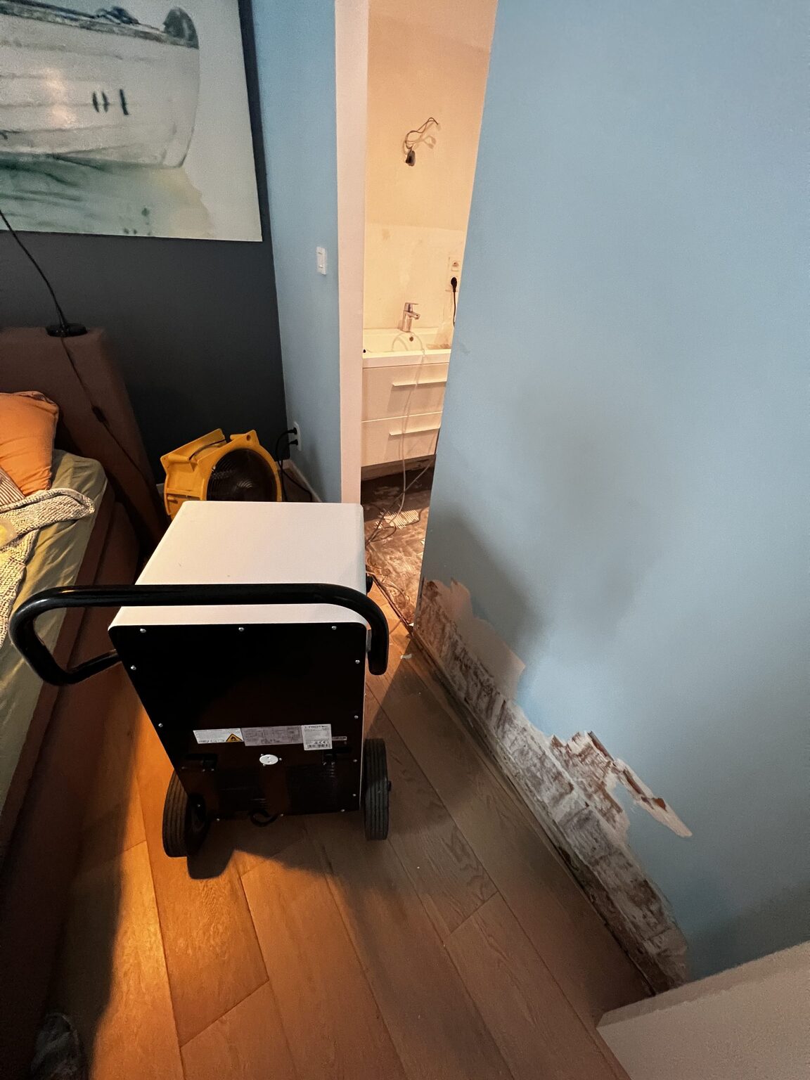 Bouwdroger en ventilator ingezet in de slaapkamer naast de badkamer