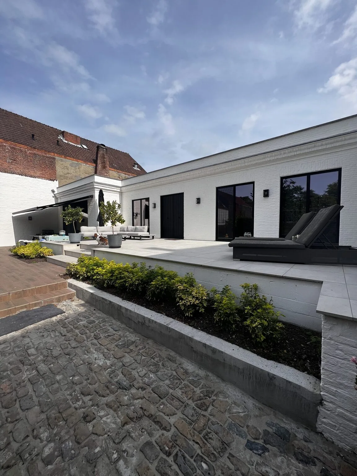 Gedroogde muur na de behandeling in het bedrijfsgebouw