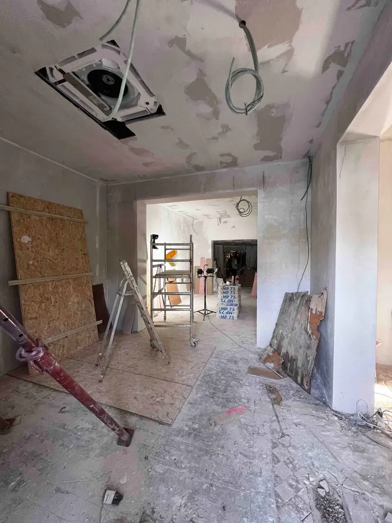 Afbraakfase bij Bang & Olufsen met gestript plafond en blootgelegde ondergrond