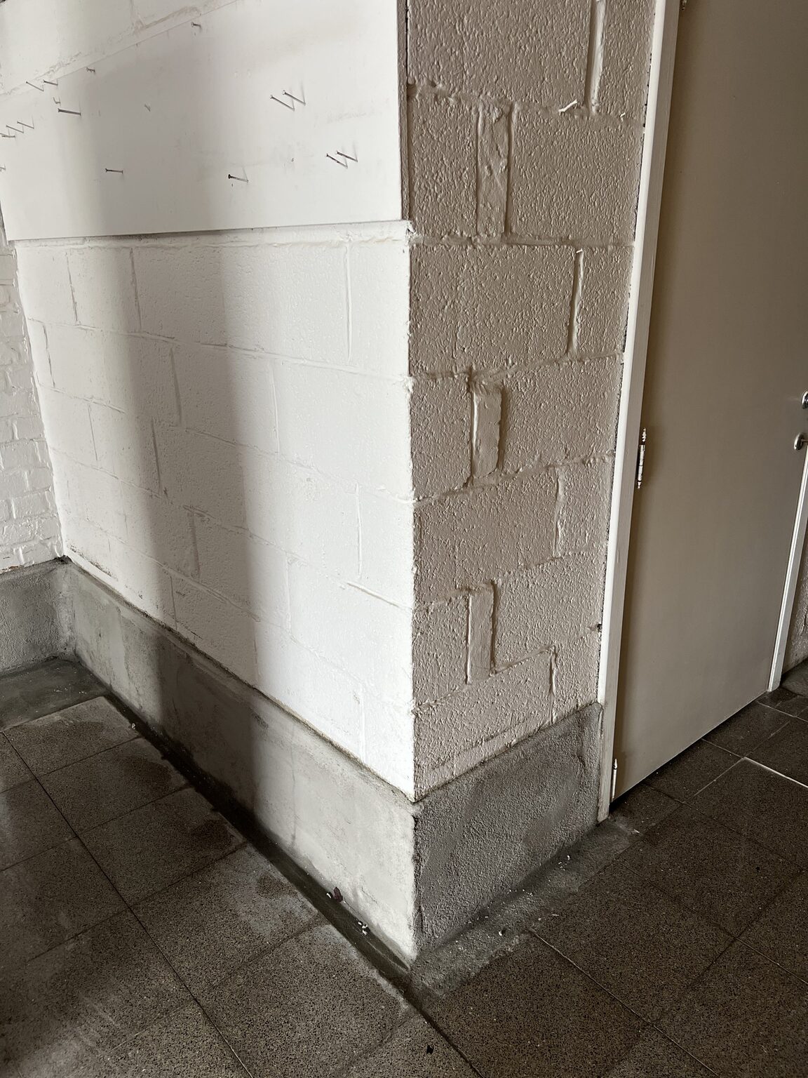 Keldermuur laag per laag in waterdichte cementmortel gezet