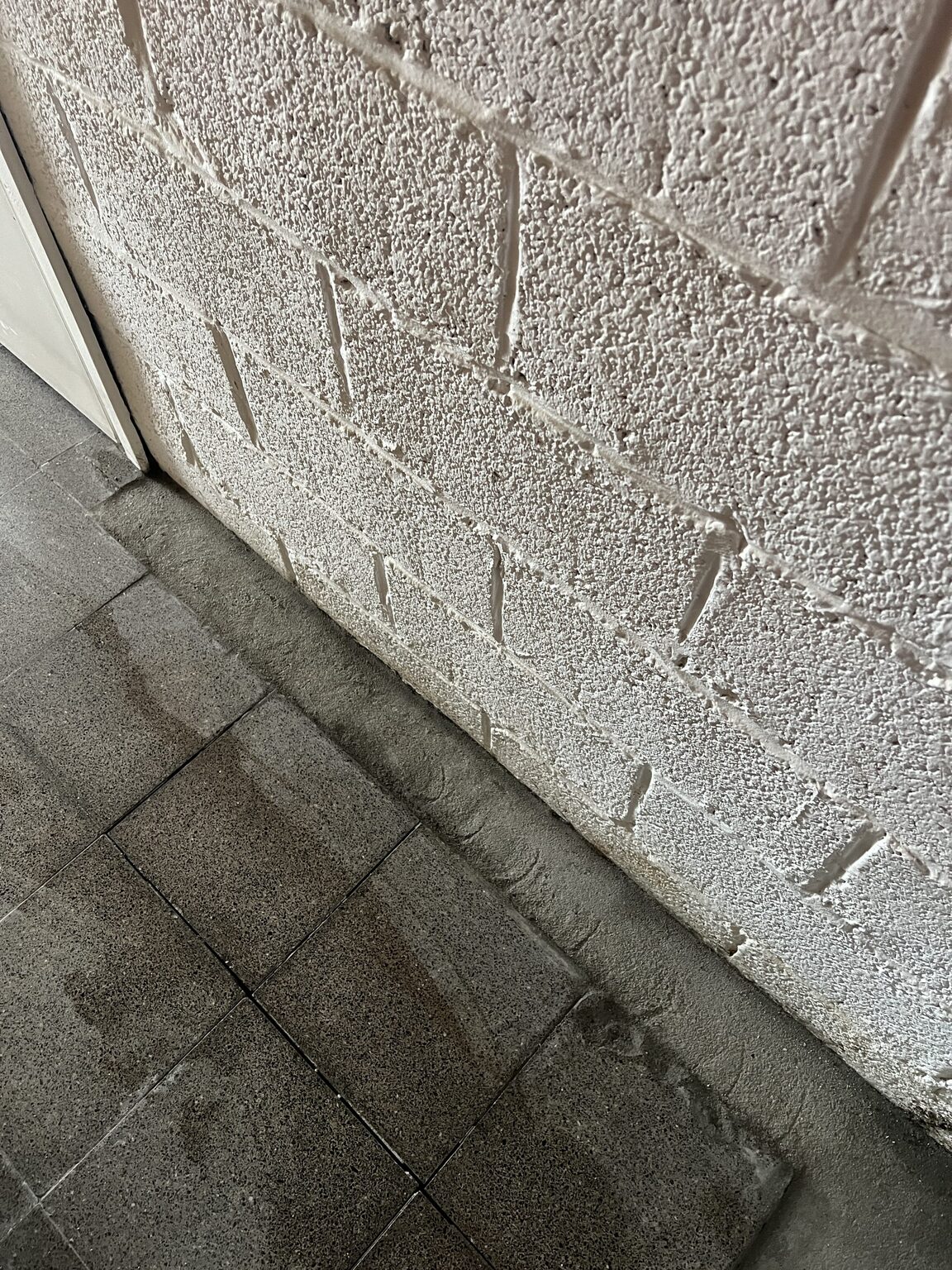 Aansluiting rond de deuropening waterdicht gemaakt