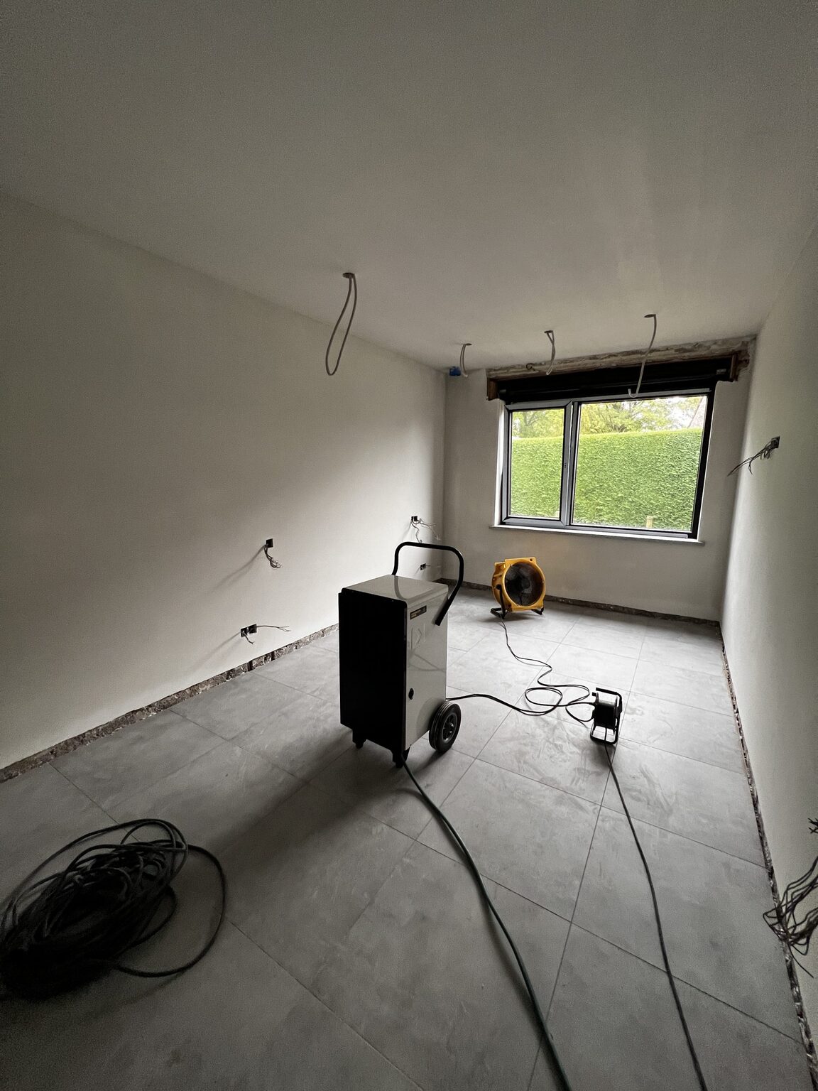 Vochtige pleisterwand in de droogfase