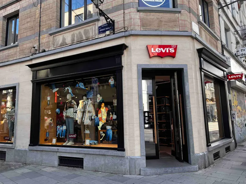 Realisatie: Schimmel in de kelderopslag gesaneerd bij Levi’s&reg; (Schimmelsanering · winkelpand)