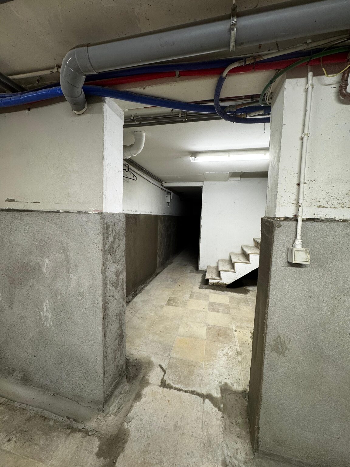 Detailwerk rond een verticale draagstructuur